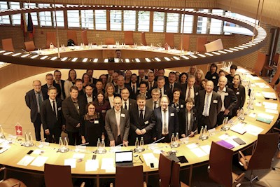 Das Foto zeigt die Teilnehmer der Konferenz im Landtagssaal (Foto: EFTA Sekretariat)