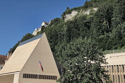 Landtag Liechtenstein mit Schloss Vaduz.png